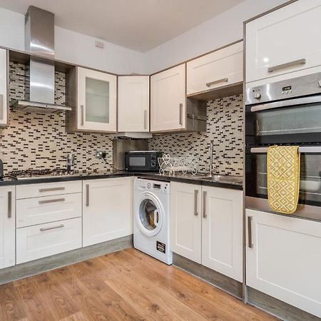 Entire Lovely Family Home With Parking, Wifi, Netflix, Self Check-In London Exterior foto