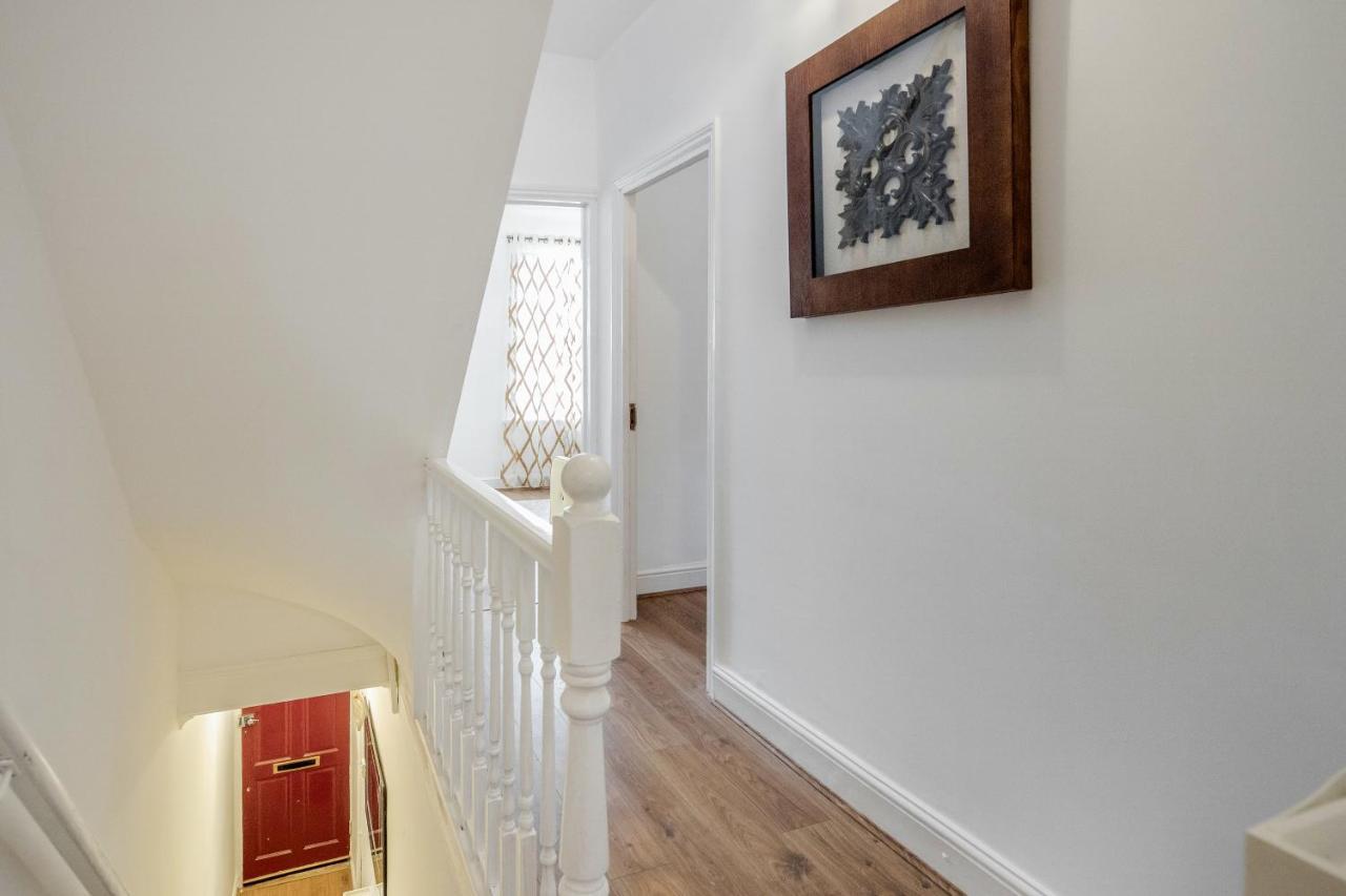 Entire Lovely Family Home With Parking, Wifi, Netflix, Self Check-In London Exterior foto